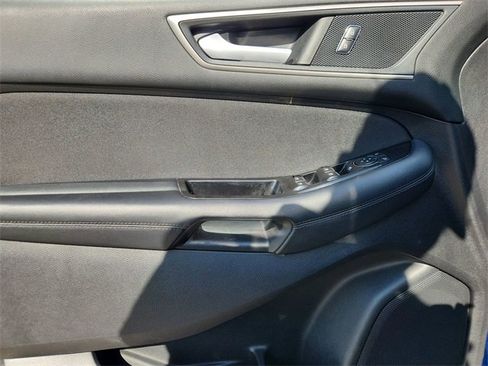 Used 2018 Ford Edge SEL image 21