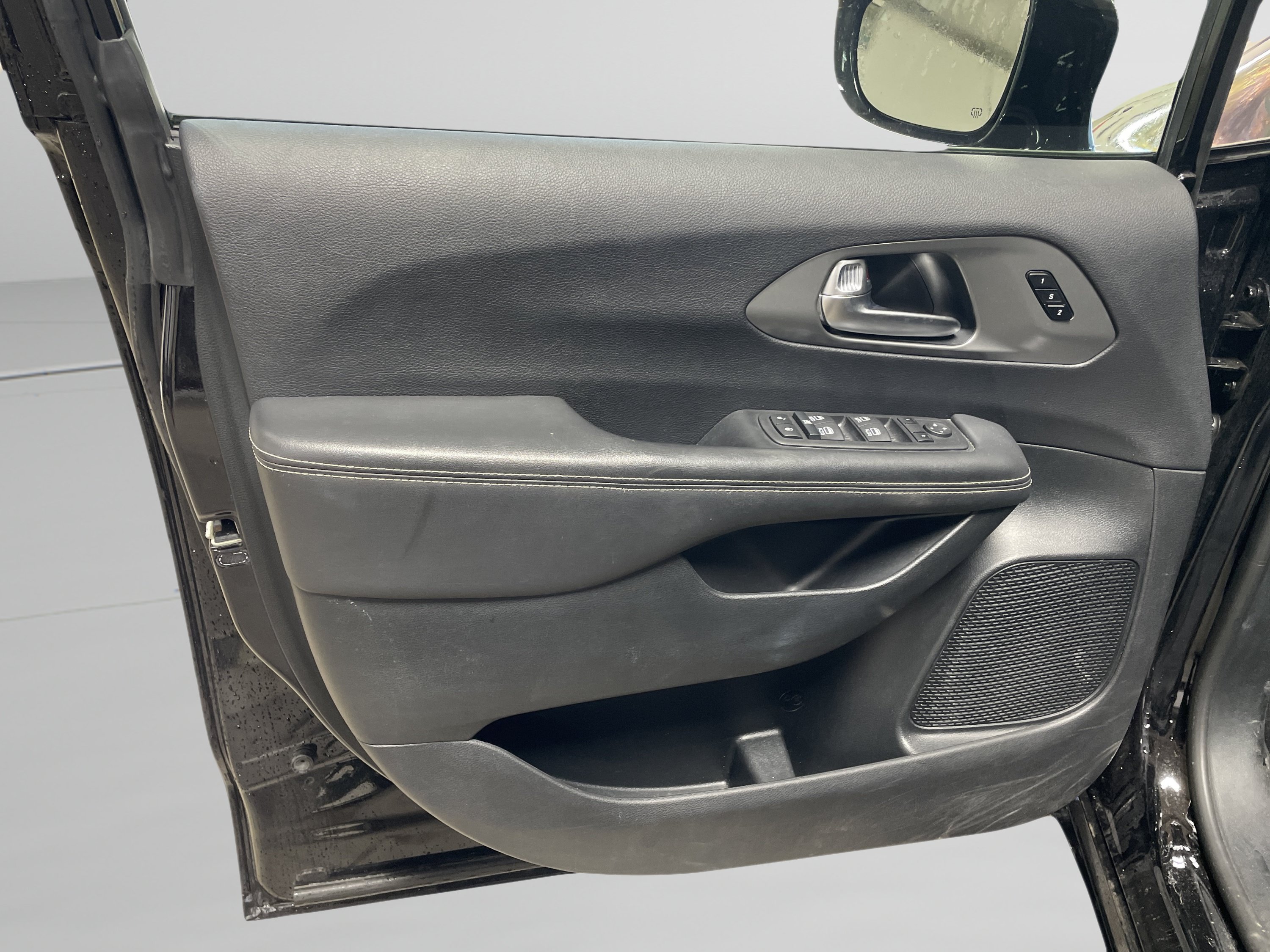 Used 2025 Chrysler Pacifica Select FWD image 13