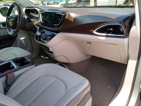 Certified 2019 Chrysler Pacifica Touring-L Plus w/ Advanced Safetytec Group FWD image 11