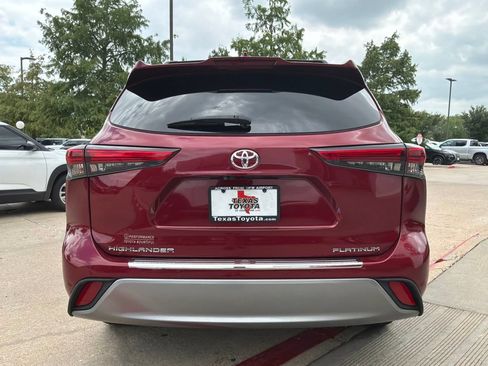 Used 2023 Toyota Highlander Platinum FWD image 7
