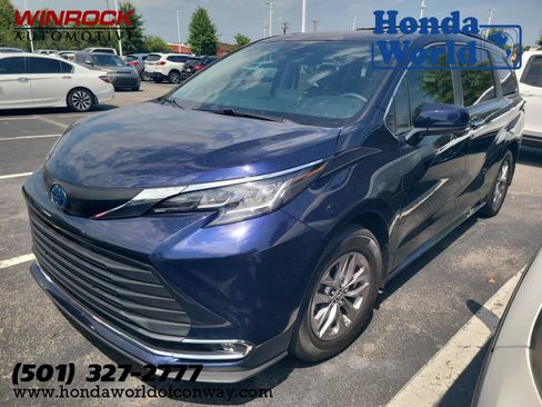 Used 2023 Toyota Sienna XLE FWD image 1