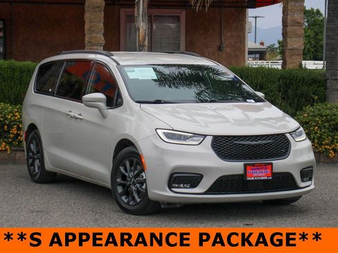 Used 2021 Chrysler Pacifica Touring w/ S Appearance Package image 2