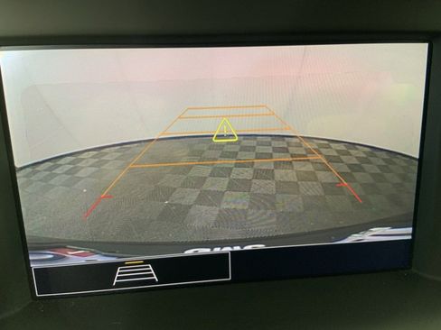 Used 2024 GMC Terrain SLE w/ Driver Convenience Package image 12