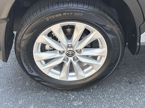Used 2024 Toyota Corolla Cross LE FWD image 17