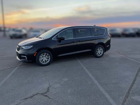 New 2026 Chrysler Pacifica Select image 5
