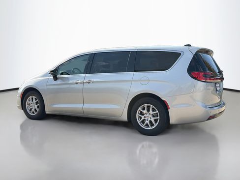 Used 2024 Chrysler Pacifica Touring-L FWD image 4