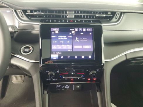 Used 2025 Jeep Grand Cherokee L Altitude image 16