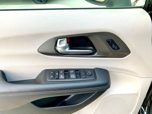 Used 2023 Chrysler Pacifica Touring-L FWD image 12