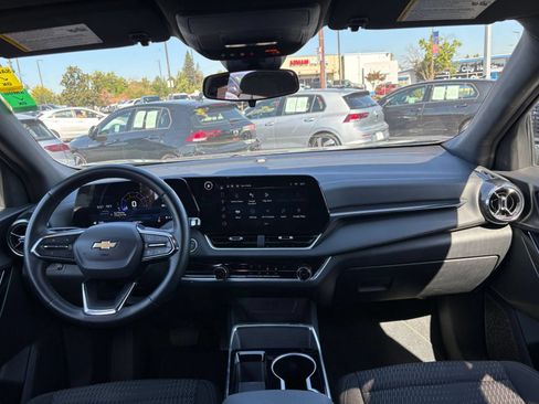 Used 2025 Chevrolet Equinox LT FWD image 34
