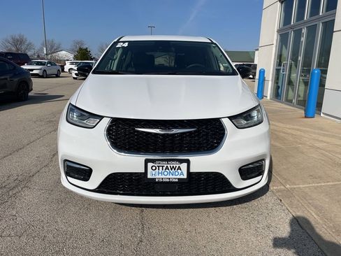 Used 2024 Chrysler Pacifica Touring-L image 3