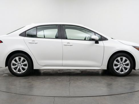 Used 2025 Toyota Corolla LE FWD image 11