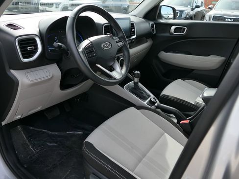Used 2025 Hyundai Venue SEL image 11