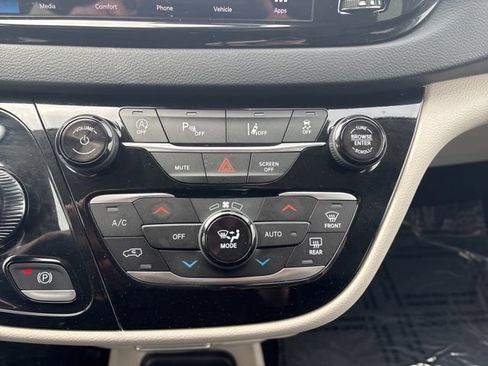 Used 2024 Chrysler Pacifica Touring-L FWD image 36