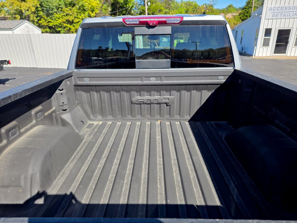 Used 2024 GMC Sierra 1500 AT4 w/ Technology Package AWD/4WD image 8