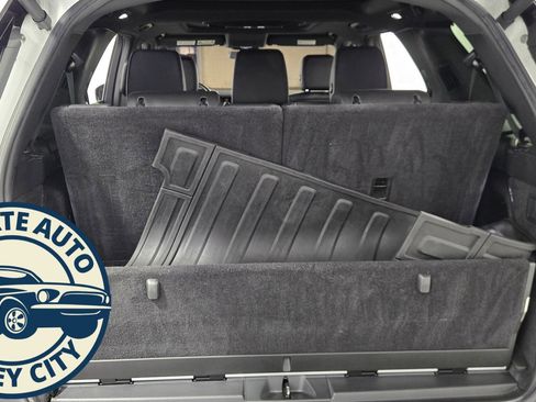 Used 2019 Land Rover Discovery HSE image 35