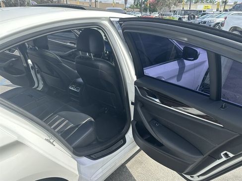 Used 2020 BMW 530i w/ Convenience Package RWD image 11
