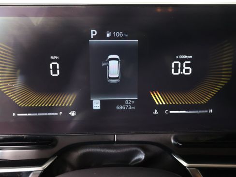 Used 2025 Kia Carnival FWD image 4