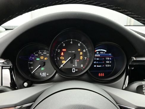 Certified 2025 Porsche Macan AWD/4WD image 9