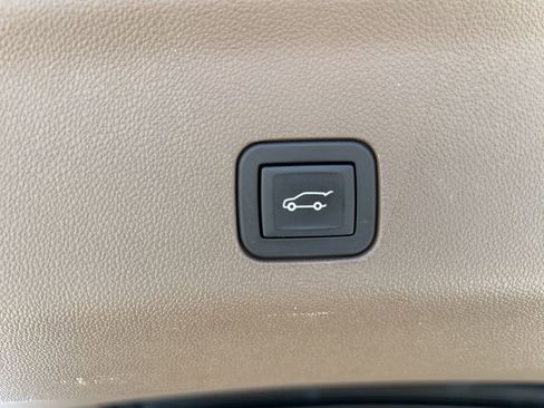 Used 2024 GMC Yukon Denali w/ Advanced Technology Package image 6