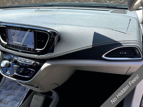 Used 2024 Chrysler Pacifica Touring-L FWD image 14