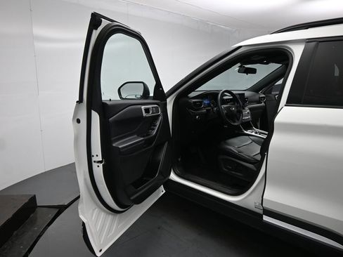 Certified 2020 Ford Explorer XLT w/ Equipment Group 202A image 9