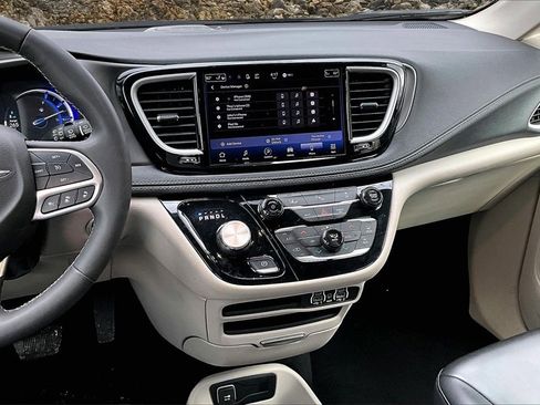 Used 2023 Chrysler Pacifica Touring-L image 6