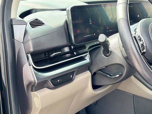 Used 2025 Kia Carnival FWD image 10