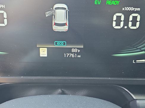 Used 2025 Kia Niro LX image 25