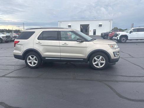 Used 2017 Ford Explorer XLT w/ Equipment Group 202A AWD/4WD image 10