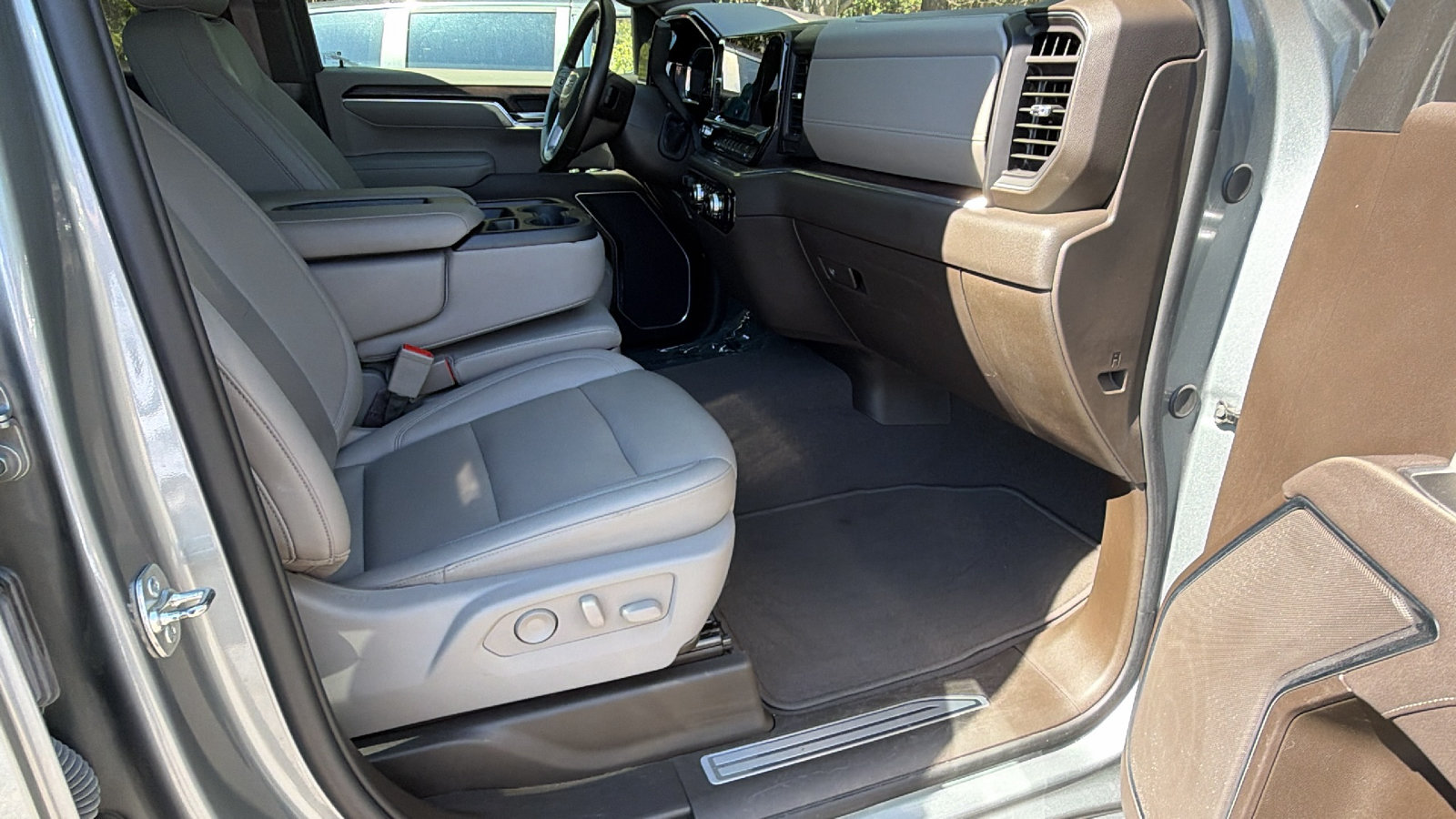 Used 2025 GMC Sierra 1500 SLT AWD/4WD image 19