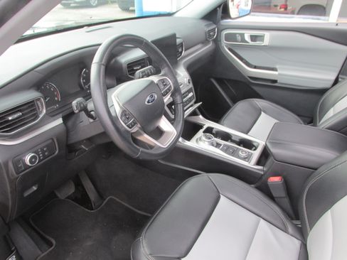 Used 2022 Ford Explorer XLT w/ Equipment Group 202A image 25