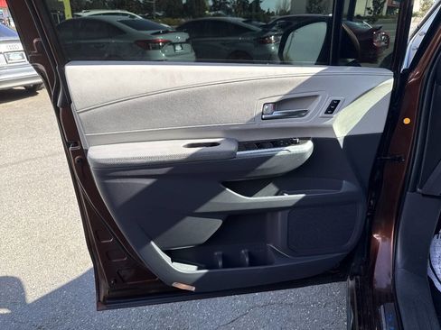Used 2021 Toyota Sienna Limited image 29