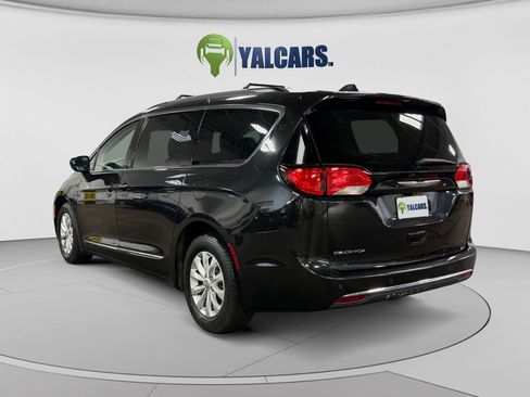 Used 2017 Chrysler Pacifica Touring-L FWD image 3