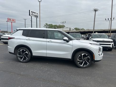 Used 2024 Mitsubishi Outlander SE image 3