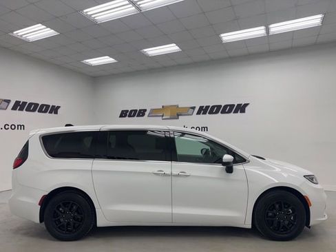 Used 2023 Chrysler Pacifica Touring-L FWD image 4