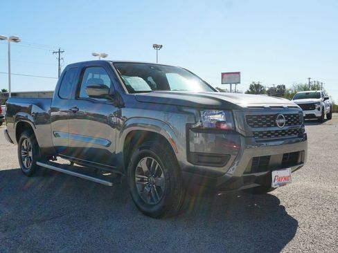 Used 2025 Nissan Frontier SV image 3