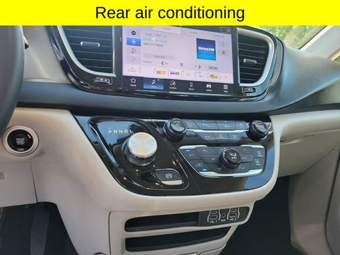 Certified 2024 Chrysler Pacifica Touring-L FWD image 14