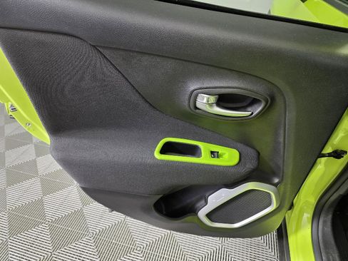 Used 2018 Jeep Renegade Latitude w/ Cold Weather Group image 16