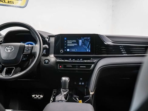 Used 2025 Toyota Camry SE image 13