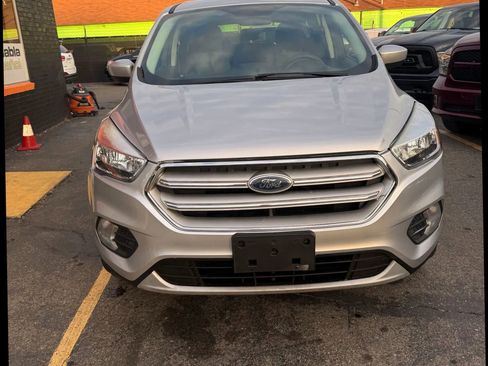 Used 2019 Ford Escape SE image 2