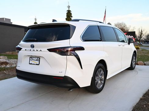 Used 2025 Toyota Sienna LE image 5
