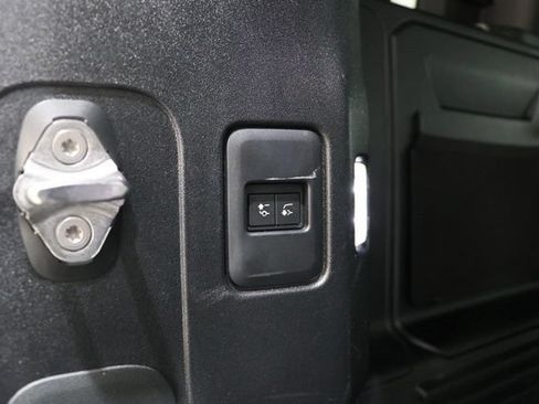 Used 2025 Land Rover Defender 110 X-Dynamic SE AWD/4WD image 33