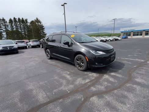 Used 2020 Chrysler Pacifica Touring-L image 2