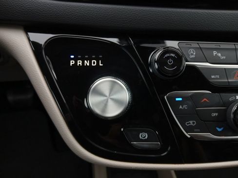 Used 2022 Chrysler Pacifica Touring-L FWD image 10