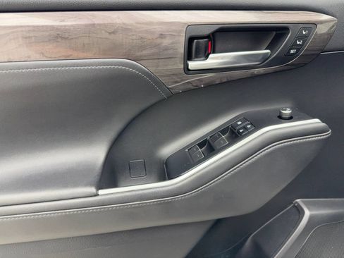 Used 2020 Toyota Highlander Platinum FWD image 36