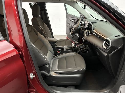 Used 2025 Chevrolet TrailBlazer LT AWD/4WD image 19