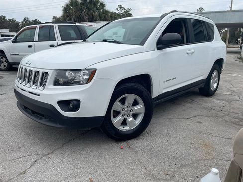 Used 2016 Jeep Compass Latitude image 2