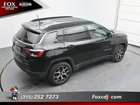 Used 2025 Jeep Compass Limited image 30