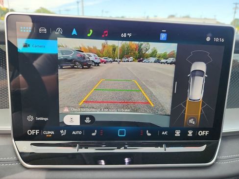 New 2025 Volkswagen Tiguan SE image 17