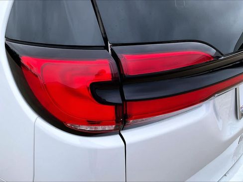 Used 2021 Chrysler Pacifica Touring-L FWD image 27